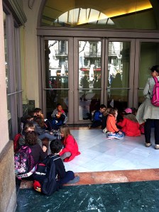 Opera kapısında bekleyen çocuklar