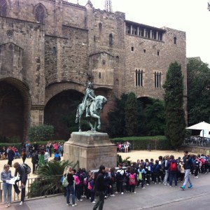 Barri Gotik surlar önünde çocuk grupları