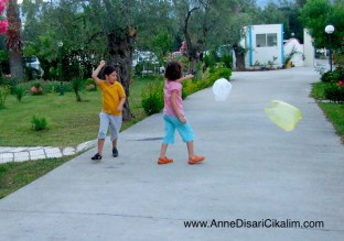 ruzgar ve ucurtma-Anne Disari Cikalim, çocuk ucurtma ucuruyor