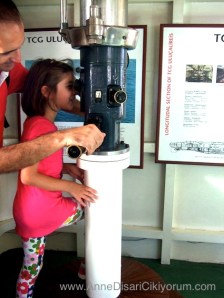 Rahmi Koc muzesinde cocuk periskopa bakiyor