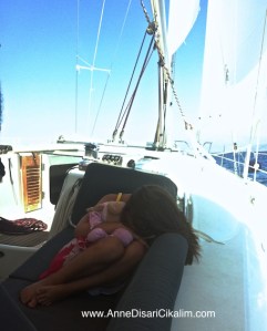 Yelkenlide uyku Anne Disari Cikalim