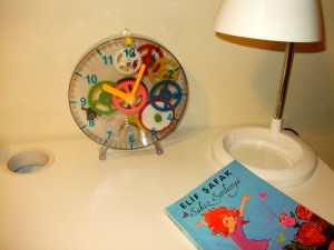 masadaki yapilmis saat