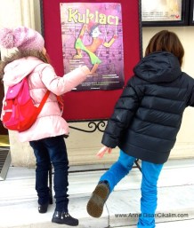 dob çocuk müzikali kuklaci afisi onunde bizim ipli kuklalar